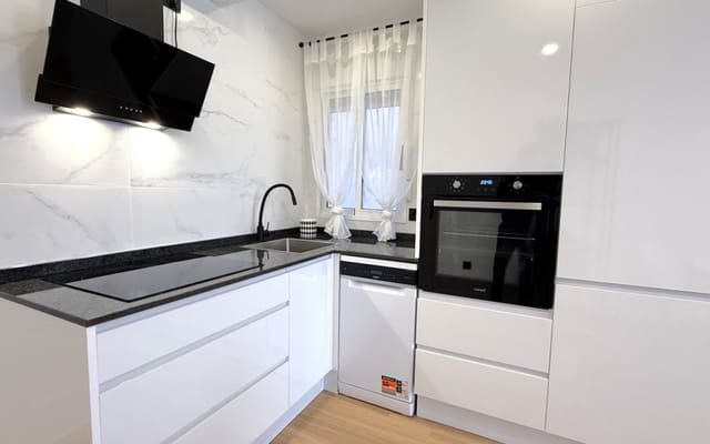 Apartamento de 2 habitaciones en Puerto Deportivo, Torrevieja en venta - 164.900 € (Ref: 9971474)