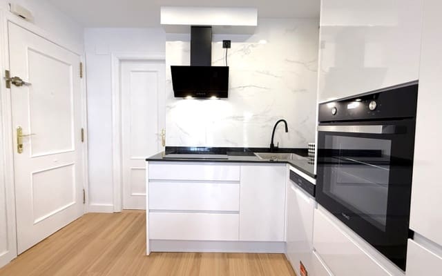 Apartamento de 2 habitaciones en Puerto Deportivo, Torrevieja en venta - 164.900 € (Ref: 9971474)
