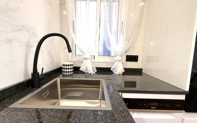 Apartamento de 2 habitaciones en Puerto Deportivo, Torrevieja en venta - 164.900 € (Ref: 9971474)