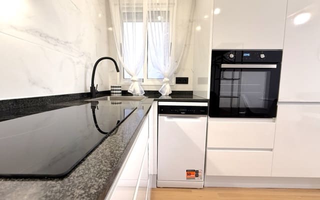 Apartamento de 2 habitaciones en Puerto Deportivo, Torrevieja en venta - 164.900 € (Ref: 9971474)