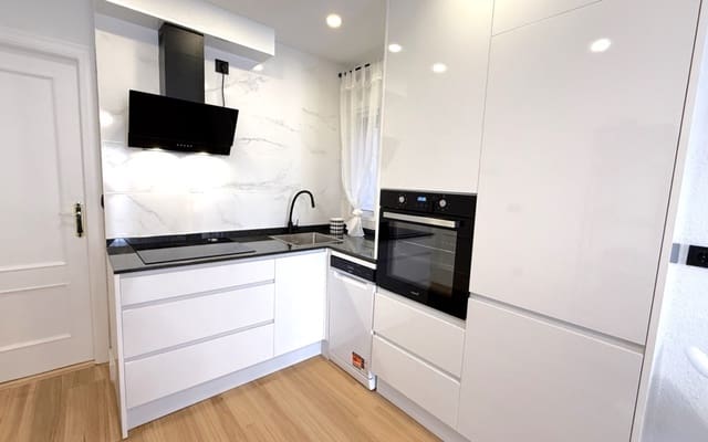 Apartamento de 2 habitaciones en Puerto Deportivo, Torrevieja en venta - 164.900 € (Ref: 9971474)