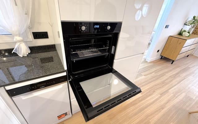 Apartamento de 2 habitaciones en Puerto Deportivo, Torrevieja en venta - 164.900 € (Ref: 9971474)