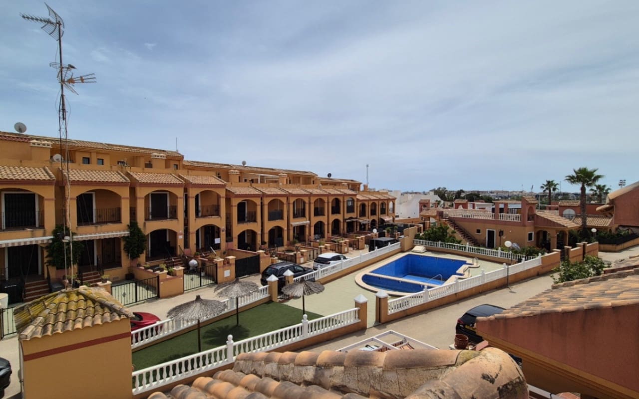 2 Zimmer Villa zu verkaufen in Torrevieja mit Pool - 322.400 € (Ref: 9973600)