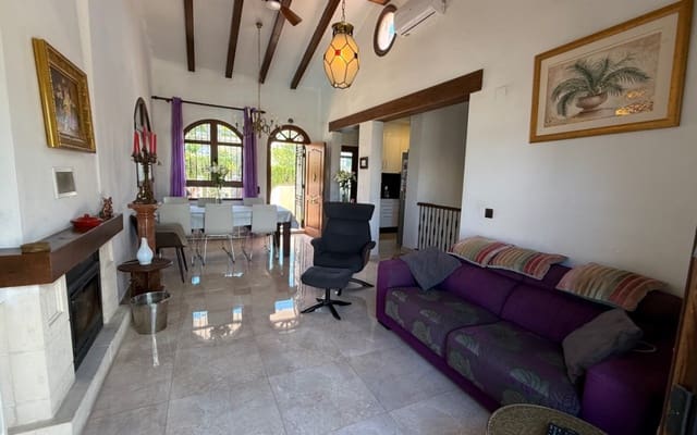 4 soveværelse Villa til salg i Villamartin, Orihuela med swimmingpool - € 750.000 (Ref: 9973602)