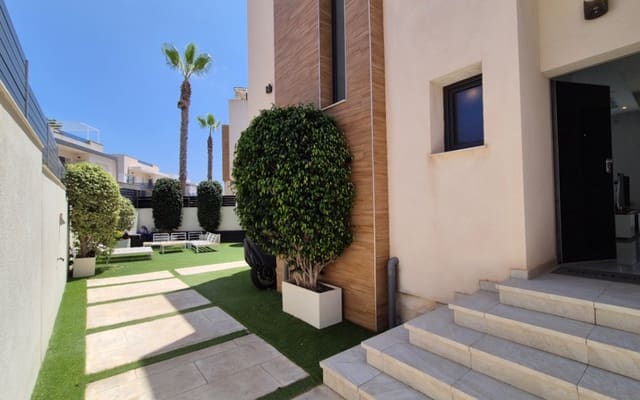 4 soverom Villa til salgs i Playa de los Locos, Torrevieja med svømmebasseng garasje - € 785 000 (Ref: 9973604)