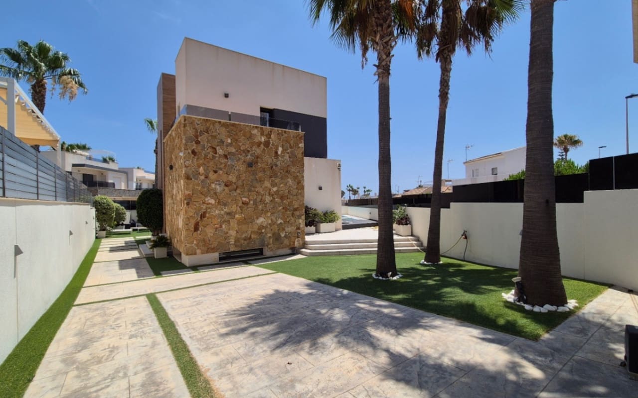 4 soverom Villa til salgs i Torrevieja med svømmebasseng - € 785 000 (Ref: 9973604)