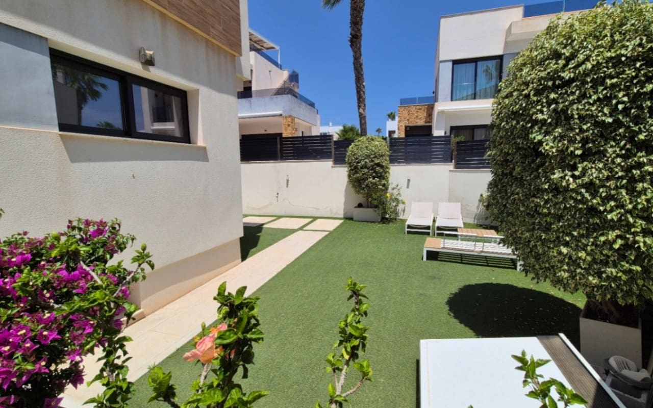 4 soverom Villa til salgs i Torrevieja med svømmebasseng - € 785 000 (Ref: 9973604)