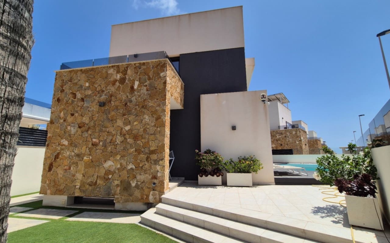 4 soverom Villa til salgs i Torrevieja med svømmebasseng - € 785 000 (Ref: 9973604)