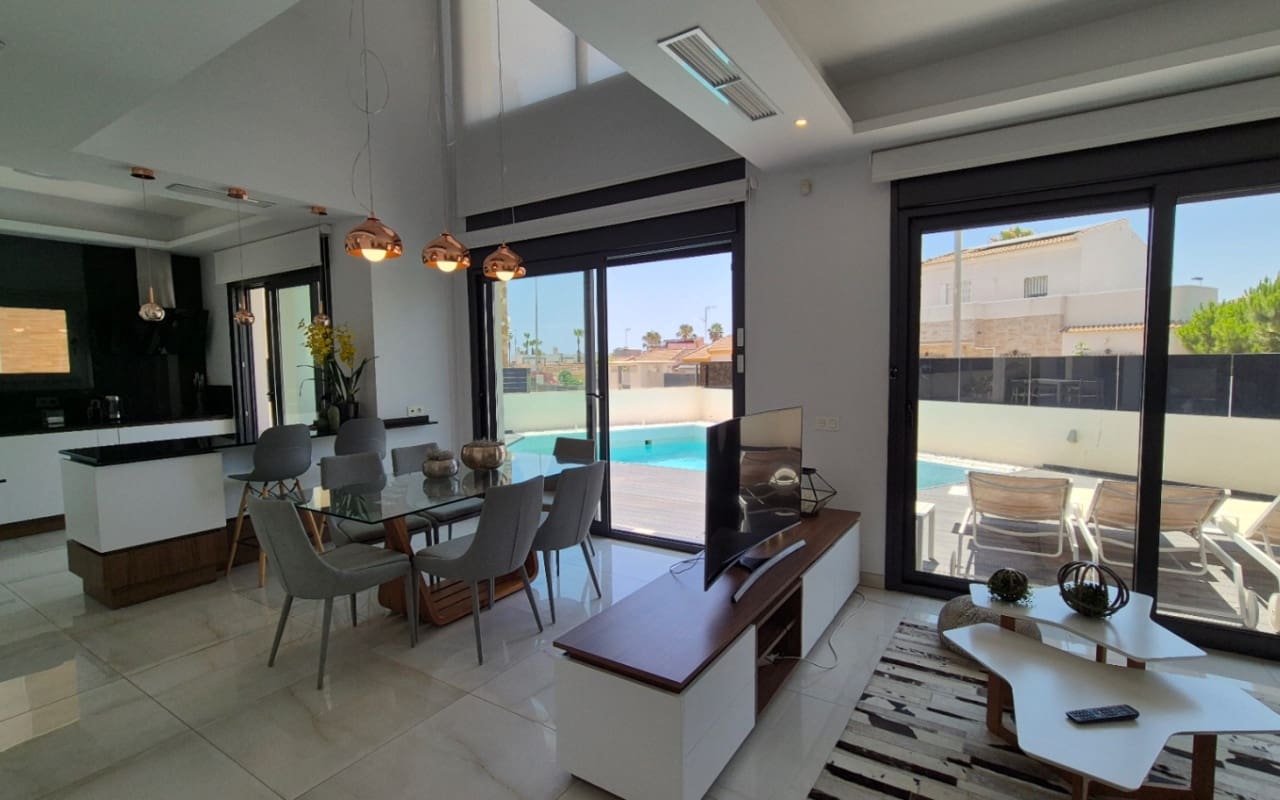 4 soverom Villa til salgs i Torrevieja med svømmebasseng - € 785 000 (Ref: 9973604)