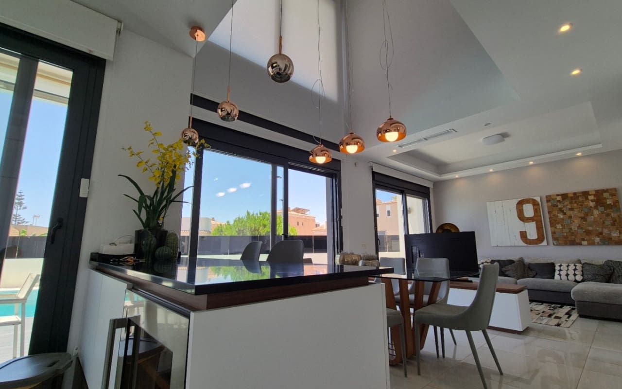 4 soverom Villa til salgs i Torrevieja med svømmebasseng - € 785 000 (Ref: 9973604)