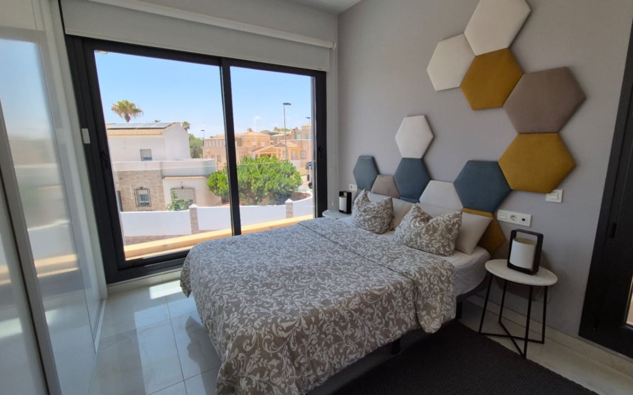 4 soverom Villa til salgs i Torrevieja med svømmebasseng - € 785 000 (Ref: 9973604)