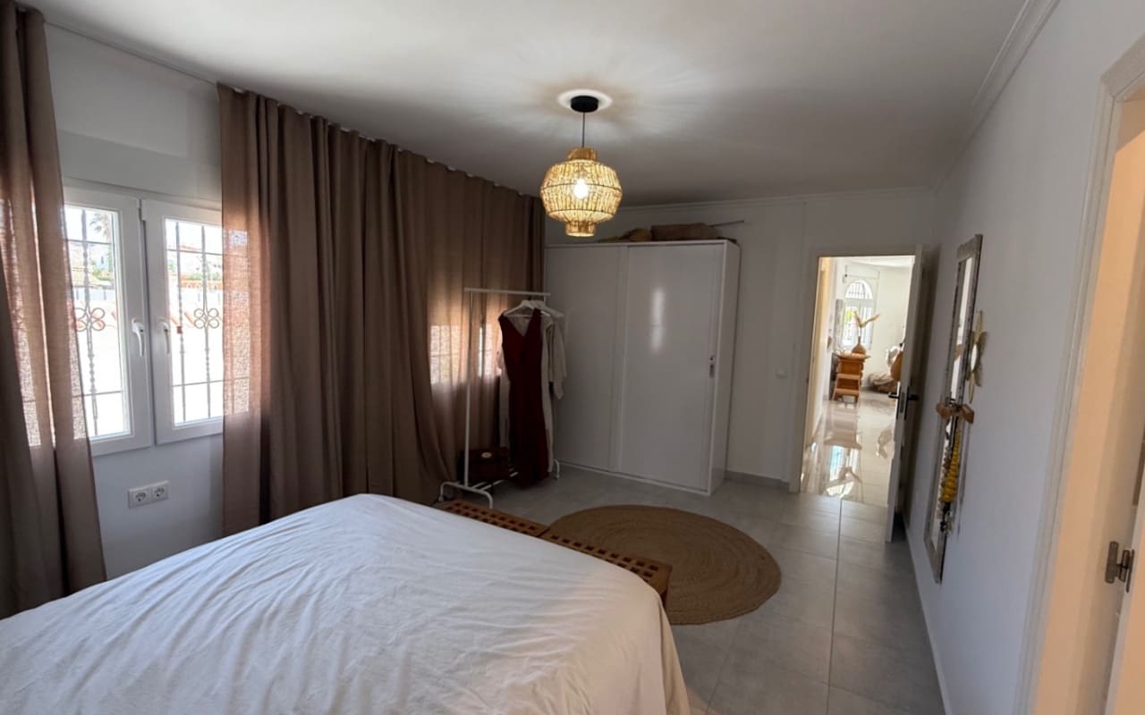 Chalet de 3 habitaciones en Torrevieja en venta con piscina - 645.000 € (Ref: 9973605)