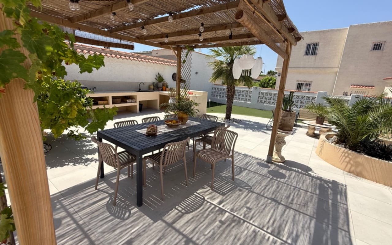 Chalet de 3 habitaciones en Torrevieja en venta con piscina - 645.000 € (Ref: 9973605)