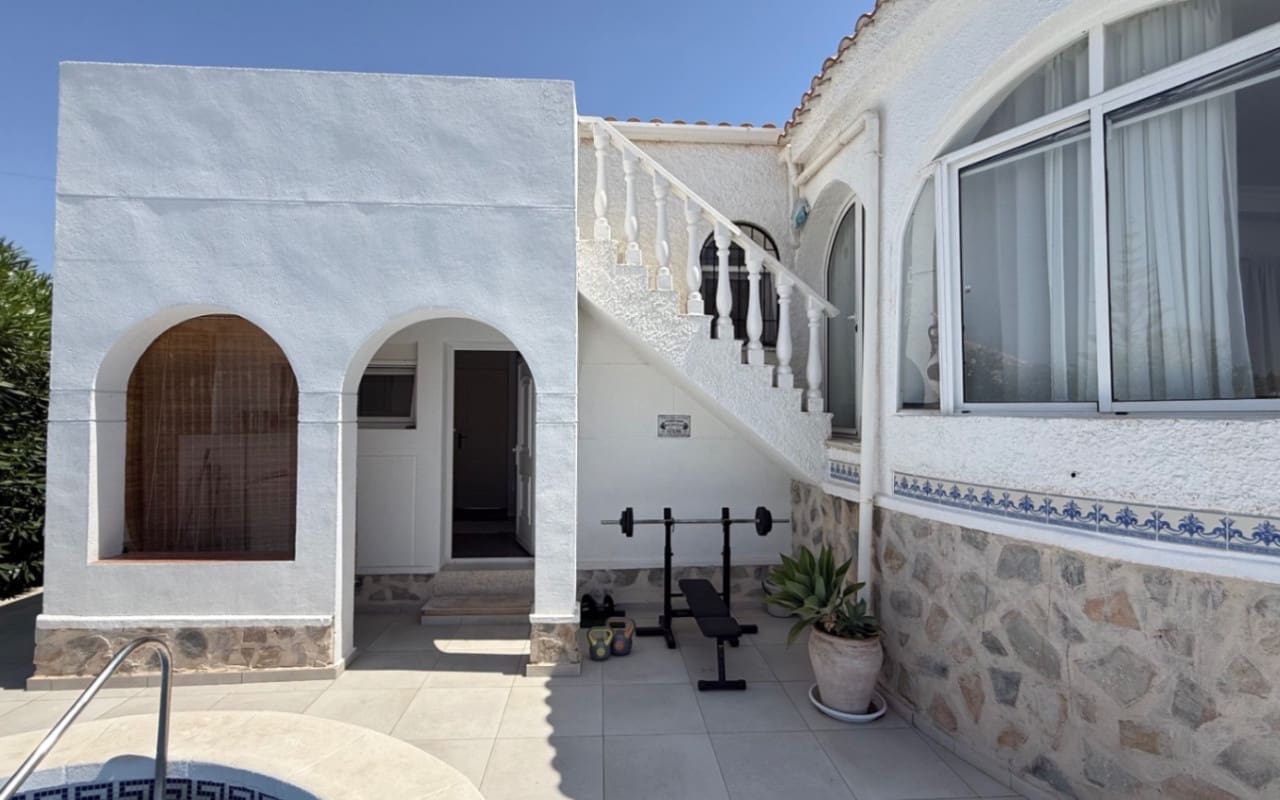 Chalet de 3 habitaciones en Torrevieja en venta con piscina - 645.000 € (Ref: 9973605)