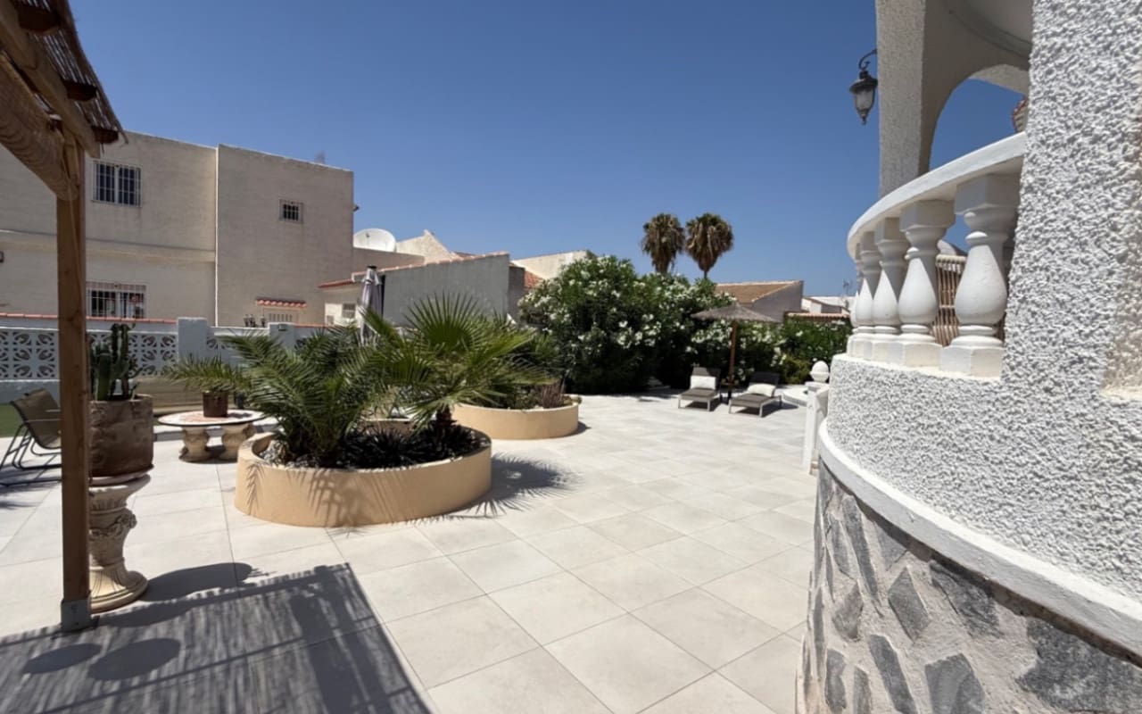 Chalet de 3 habitaciones en Torrevieja en venta con piscina - 645.000 € (Ref: 9973605)