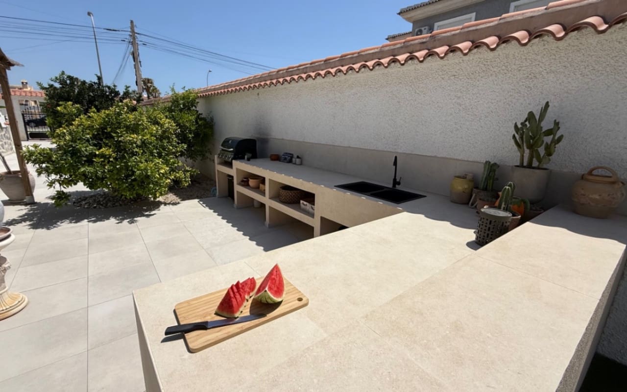 Chalet de 3 habitaciones en Torrevieja en venta con piscina - 645.000 € (Ref: 9973605)