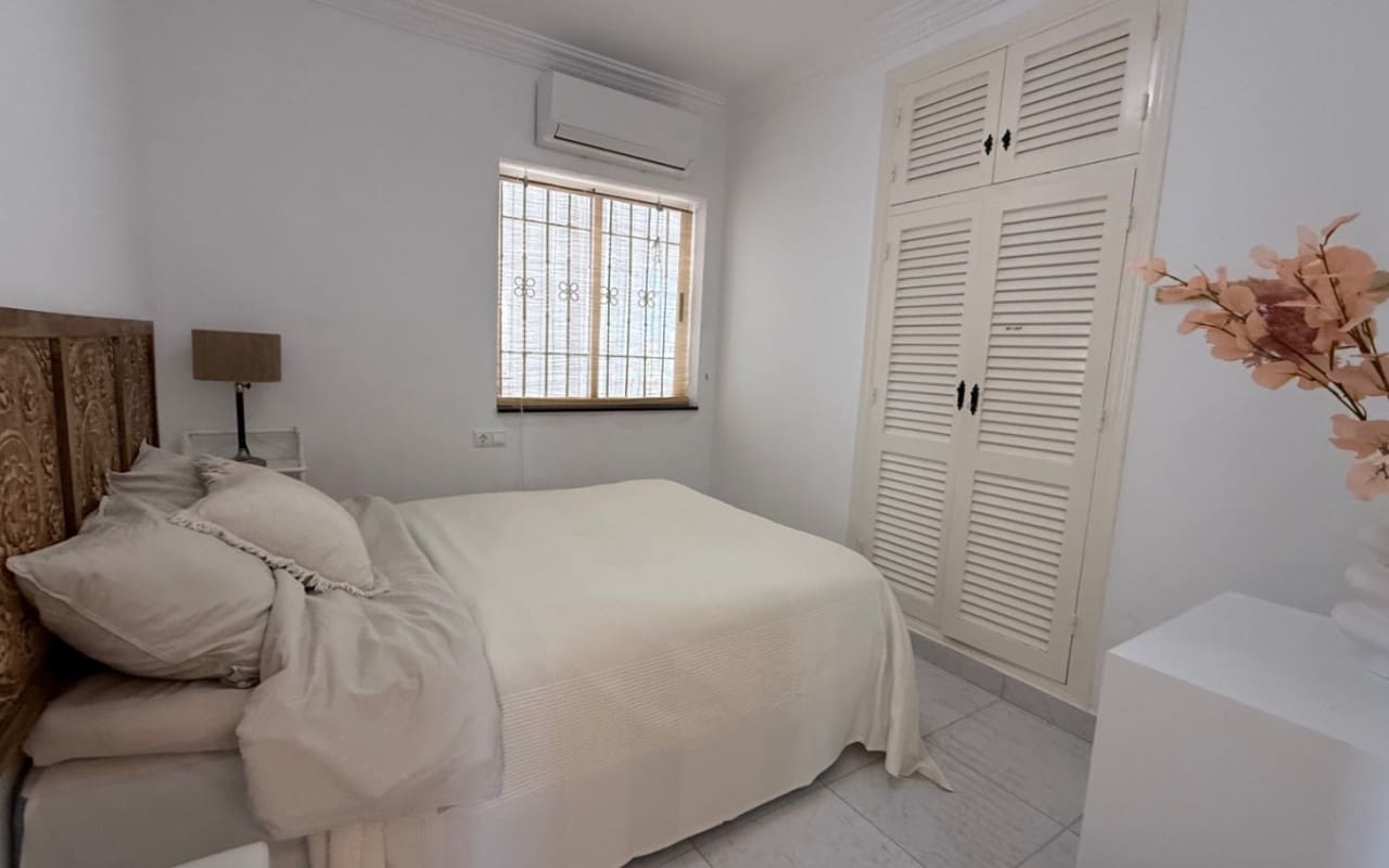 Chalet de 3 habitaciones en Torrevieja en venta con piscina - 645.000 € (Ref: 9973605)