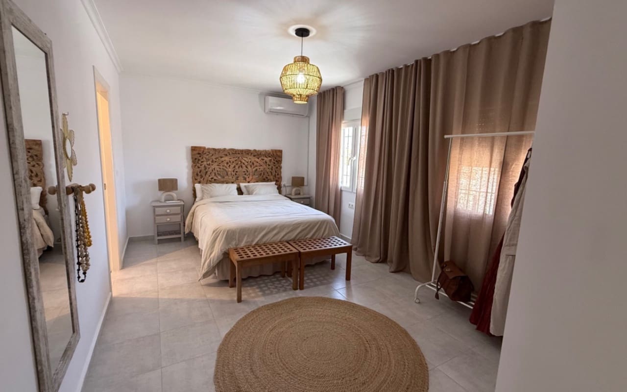 Chalet de 3 habitaciones en Torrevieja en venta con piscina - 645.000 € (Ref: 9973605)