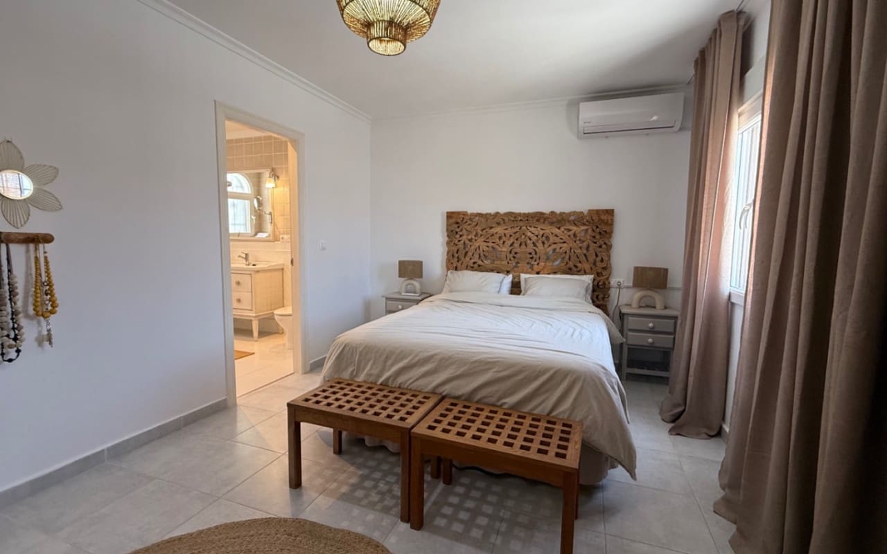 Chalet de 3 habitaciones en Torrevieja en venta con piscina - 645.000 € (Ref: 9973605)