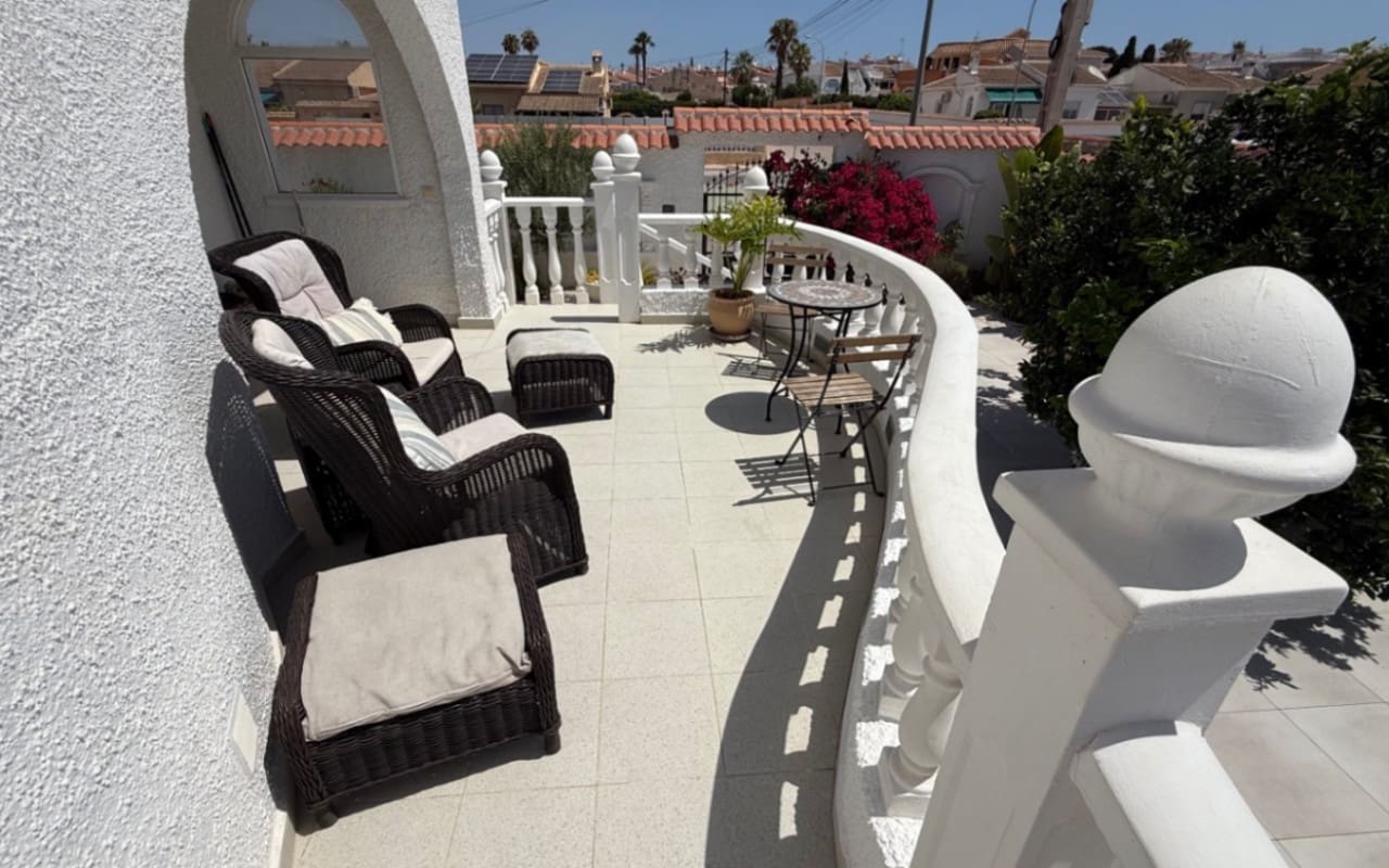 Chalet de 3 habitaciones en Torrevieja en venta con piscina - 645.000 € (Ref: 9973605)
