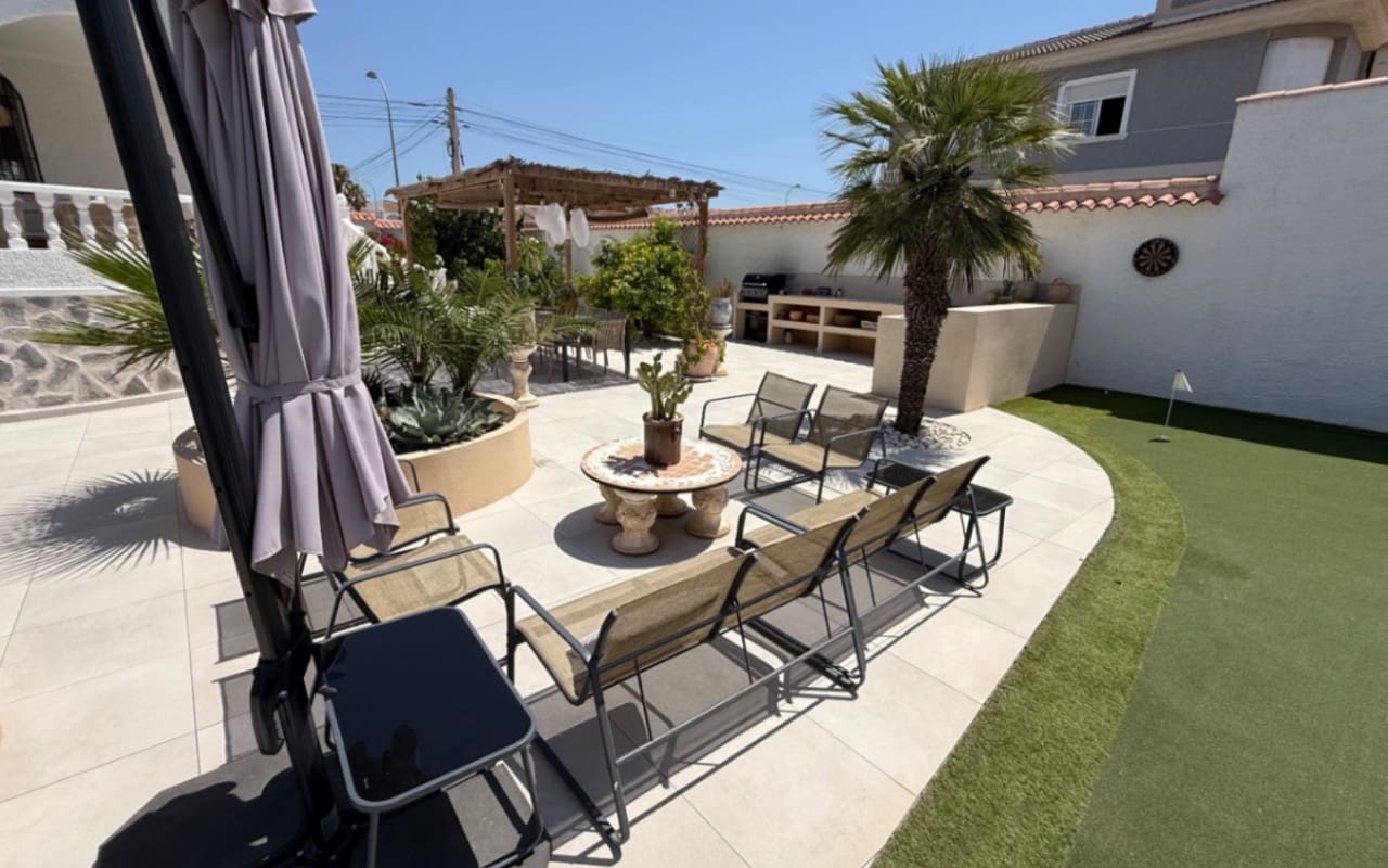 Chalet de 3 habitaciones en Torrevieja en venta con piscina - 645.000 € (Ref: 9973605)