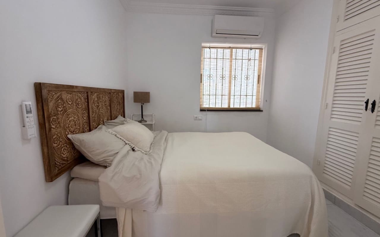 Chalet de 3 habitaciones en Torrevieja en venta con piscina - 645.000 € (Ref: 9973605)