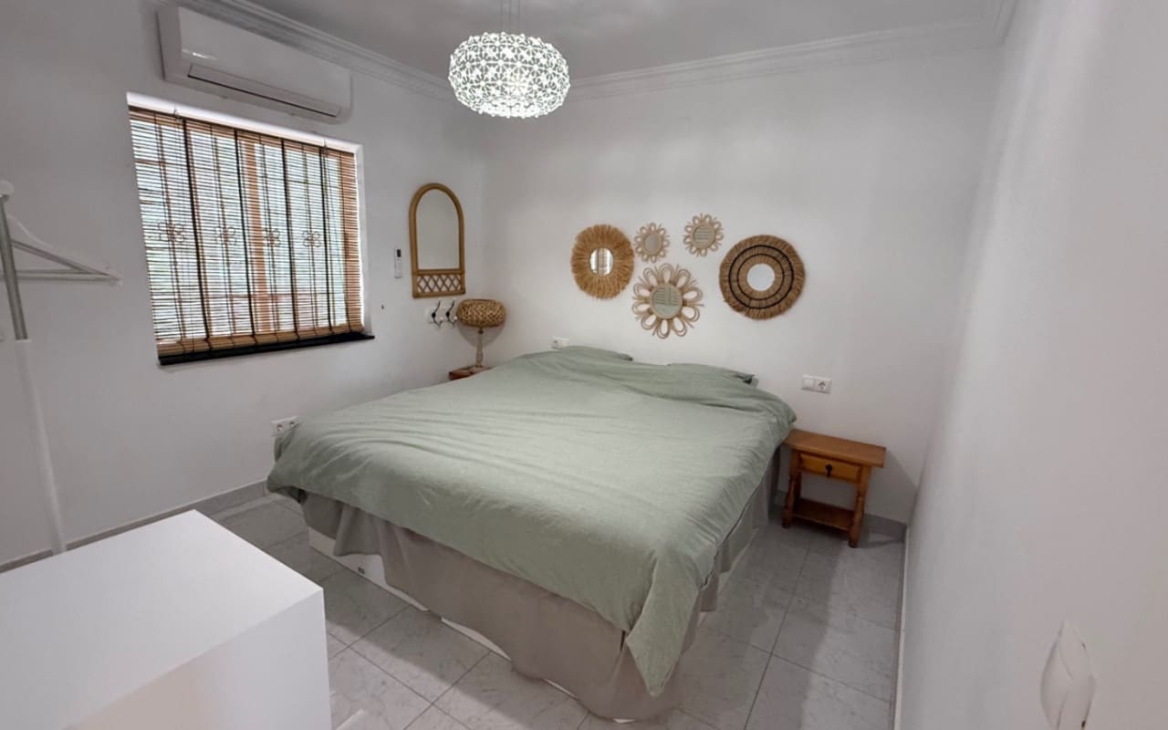 Chalet de 3 habitaciones en Torrevieja en venta con piscina - 645.000 € (Ref: 9973605)