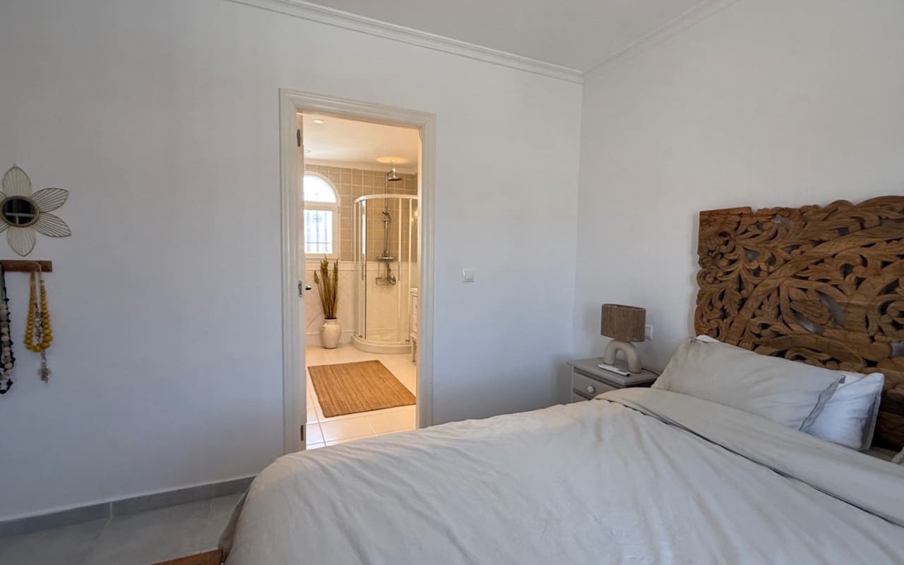 Chalet de 3 habitaciones en Torrevieja en venta con piscina - 645.000 € (Ref: 9973605)