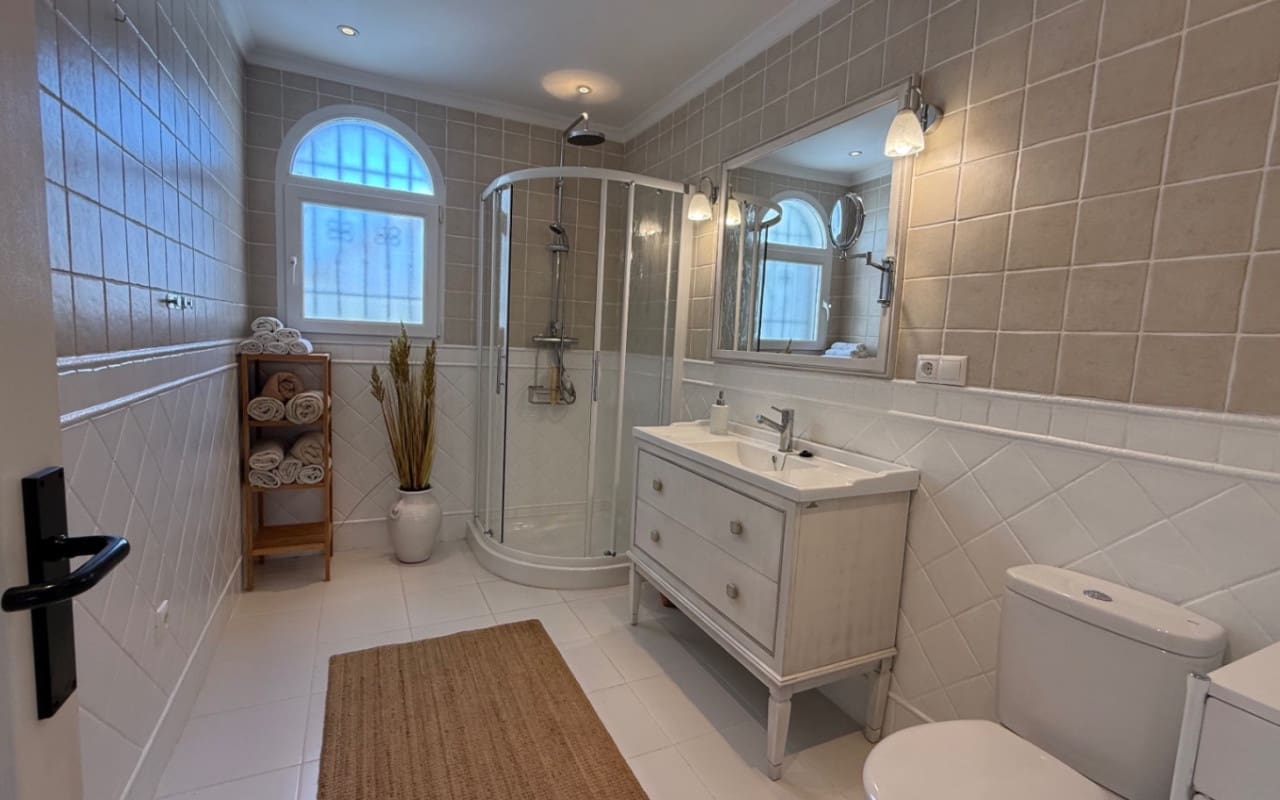 Chalet de 3 habitaciones en Torrevieja en venta con piscina - 645.000 € (Ref: 9973605)