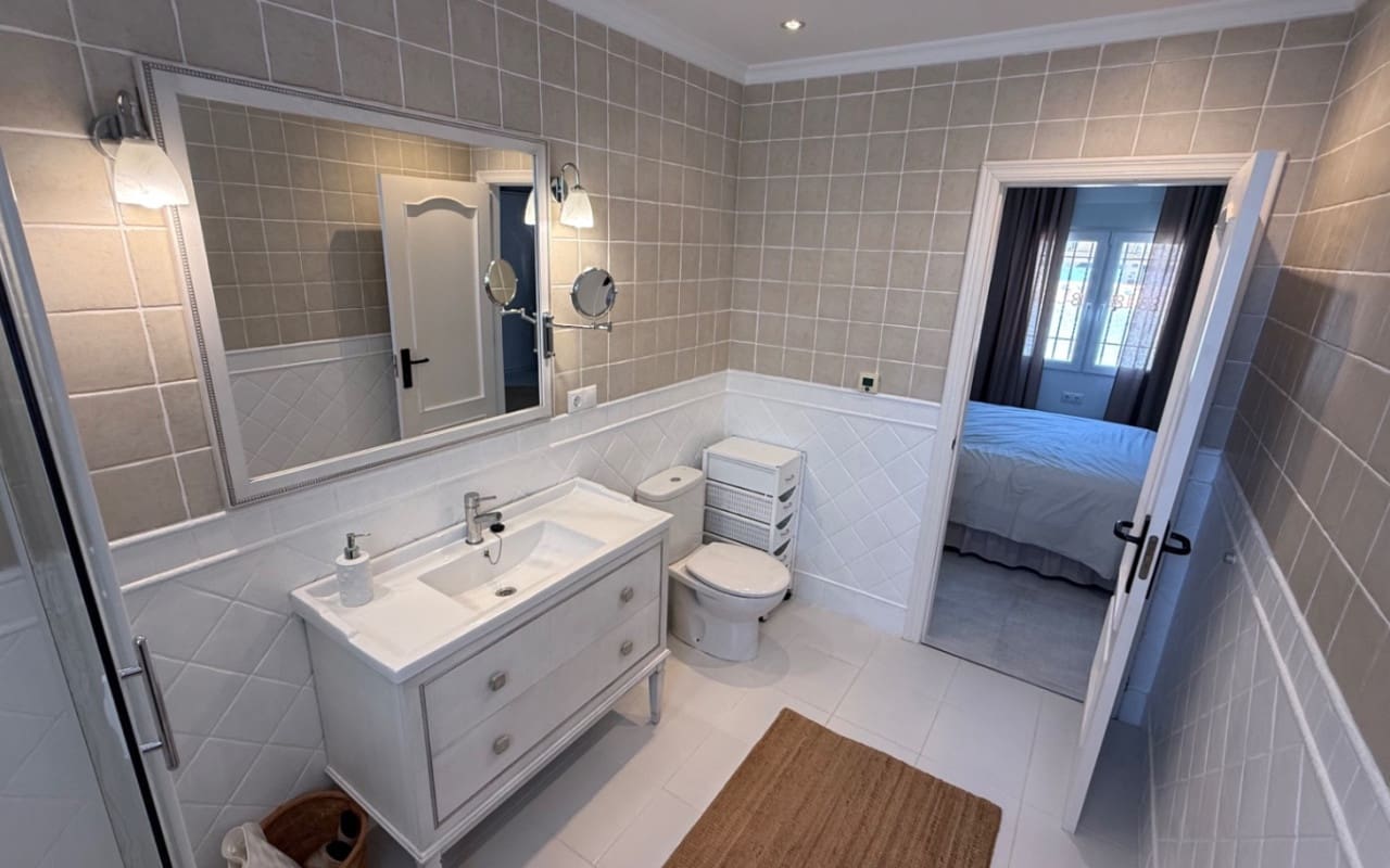 Chalet de 3 habitaciones en Torrevieja en venta con piscina - 645.000 € (Ref: 9973605)