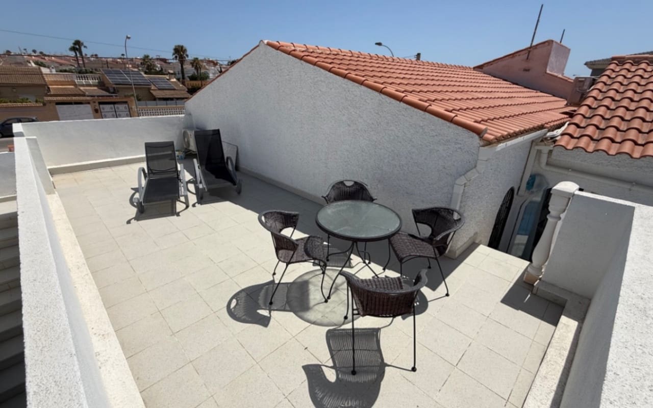 Chalet de 3 habitaciones en Torrevieja en venta con piscina - 645.000 € (Ref: 9973605)