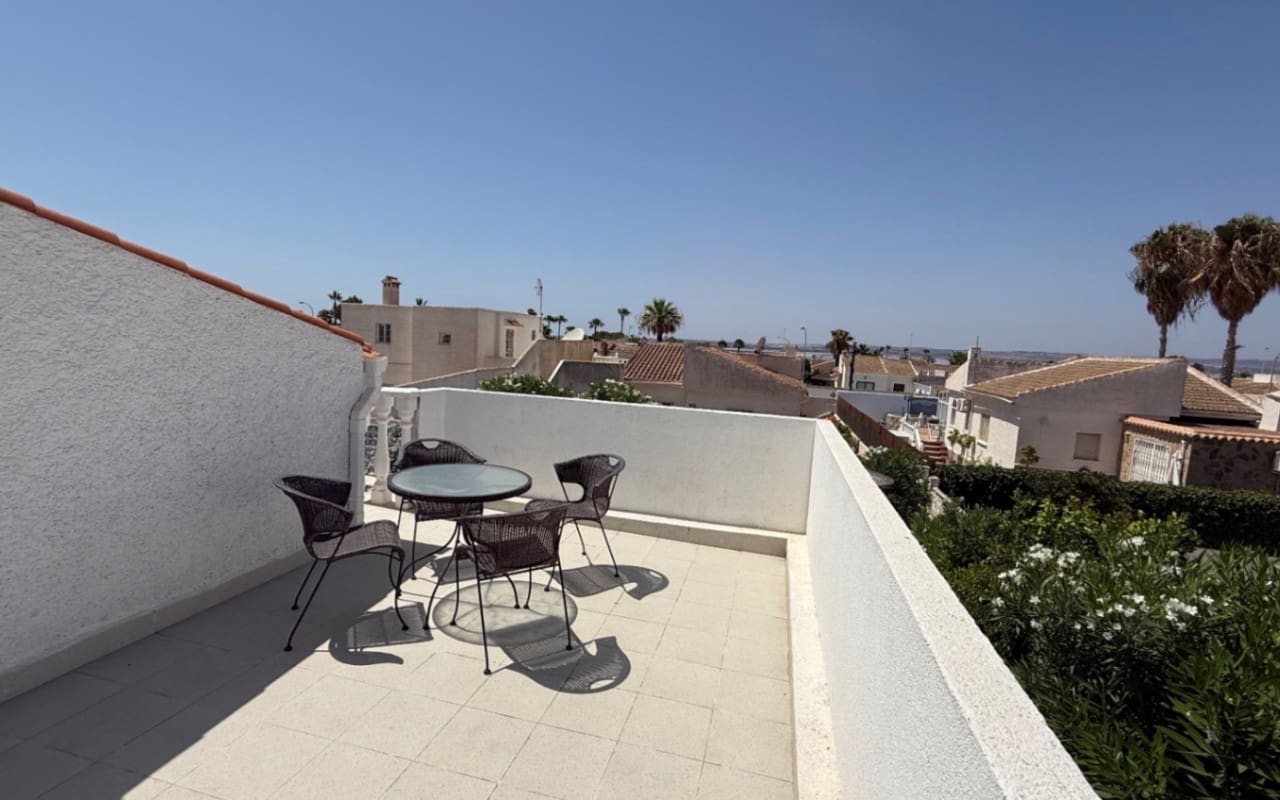 Chalet de 3 habitaciones en Torrevieja en venta con piscina - 645.000 € (Ref: 9973605)