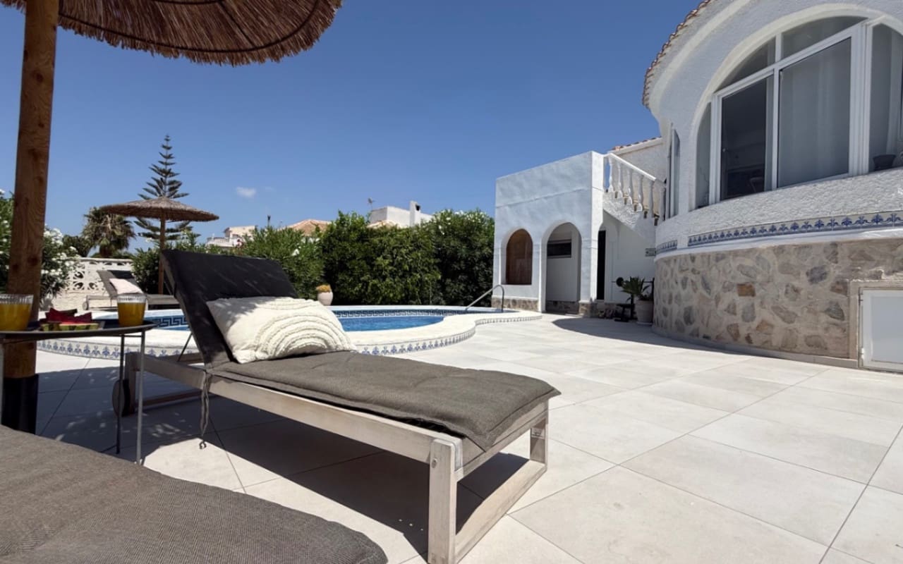 Chalet de 3 habitaciones en Torrevieja en venta con piscina - 645.000 € (Ref: 9973605)
