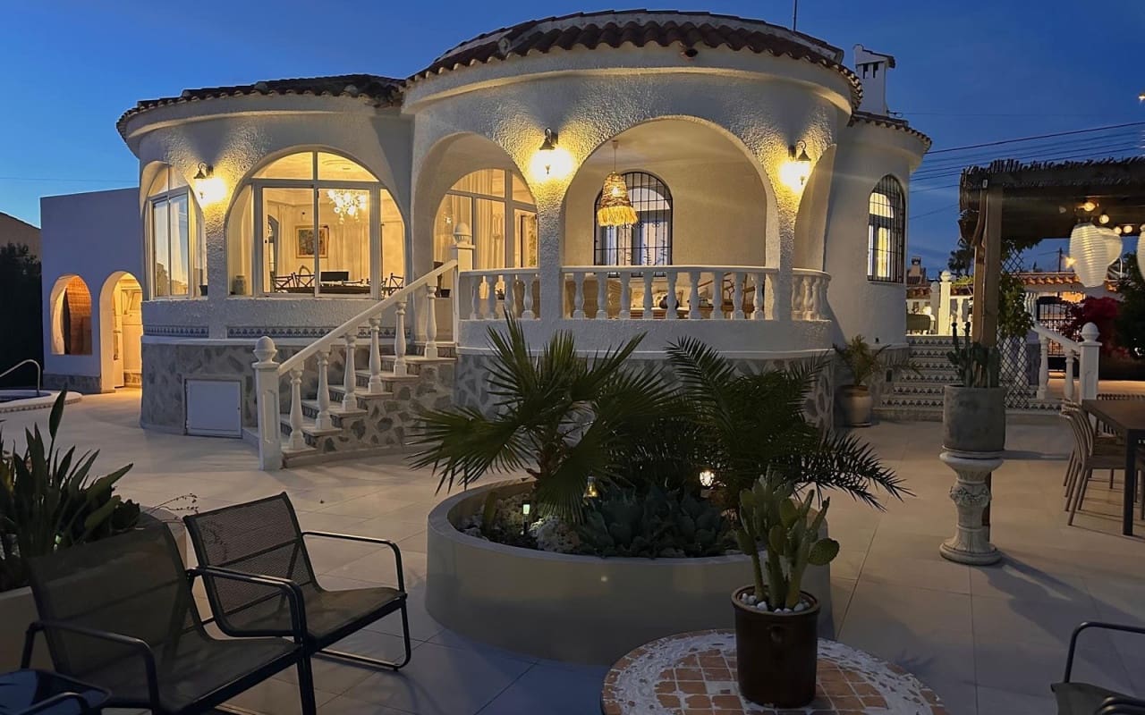 Chalet de 3 habitaciones en Torrevieja en venta con piscina - 645.000 € (Ref: 9973605)