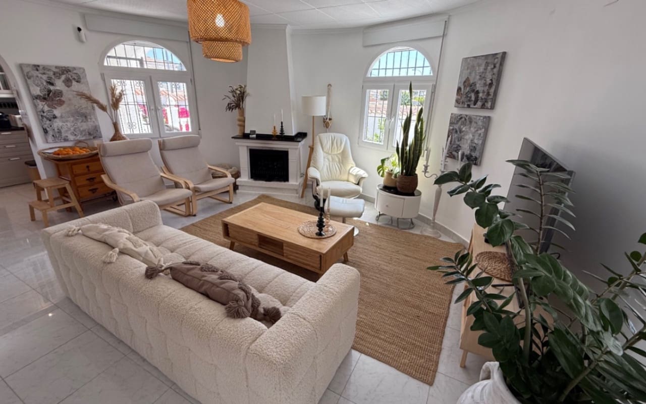 Chalet de 3 habitaciones en Torrevieja en venta con piscina - 645.000 € (Ref: 9973605)