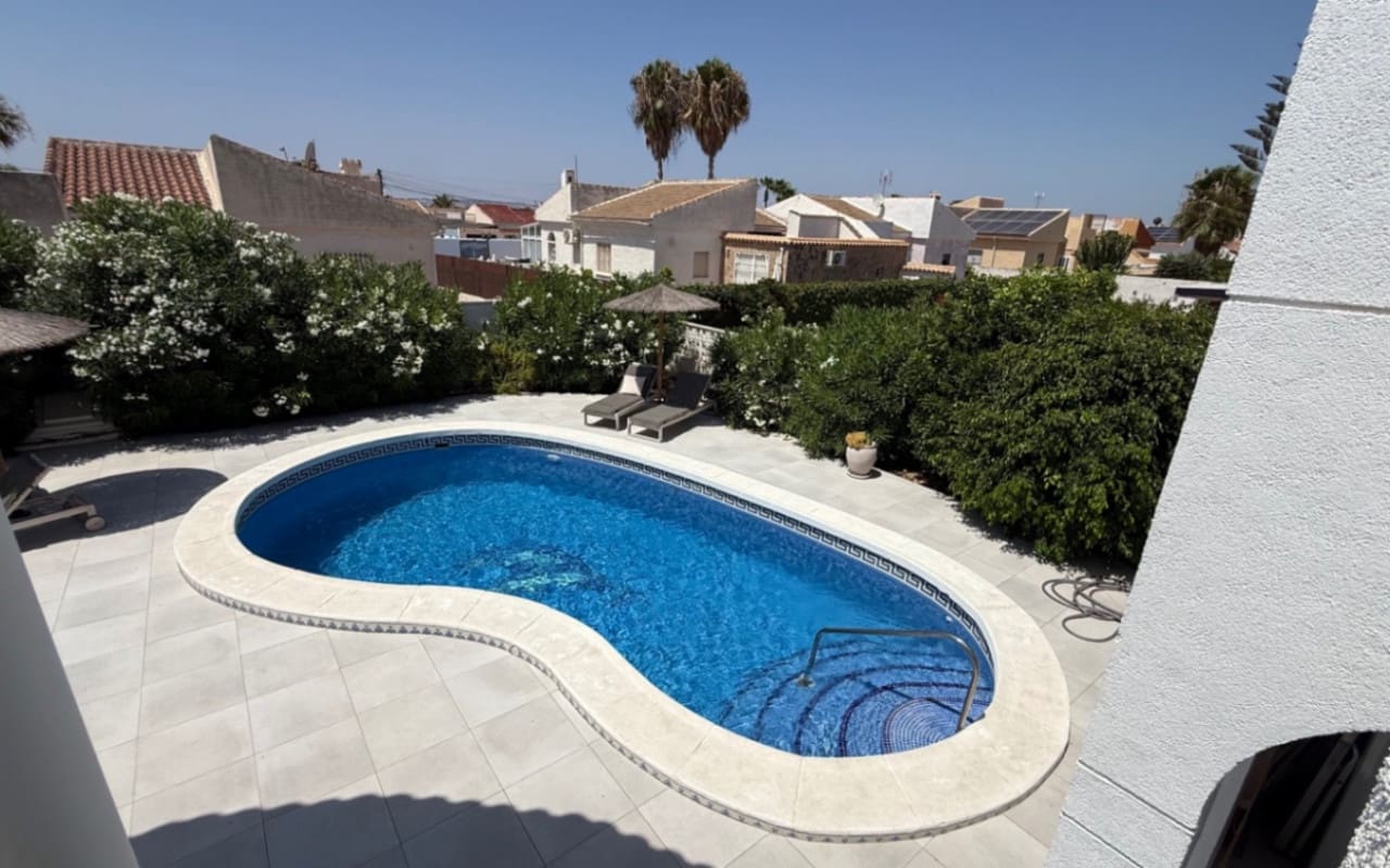 Chalet de 3 habitaciones en Torrevieja en venta con piscina - 645.000 € (Ref: 9973605)