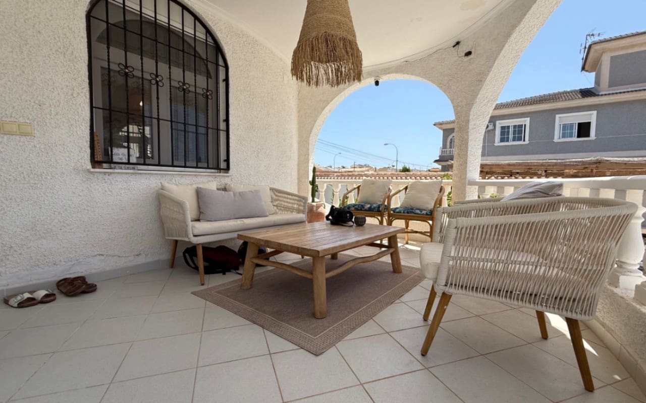 Chalet de 3 habitaciones en Torrevieja en venta con piscina - 645.000 € (Ref: 9973605)