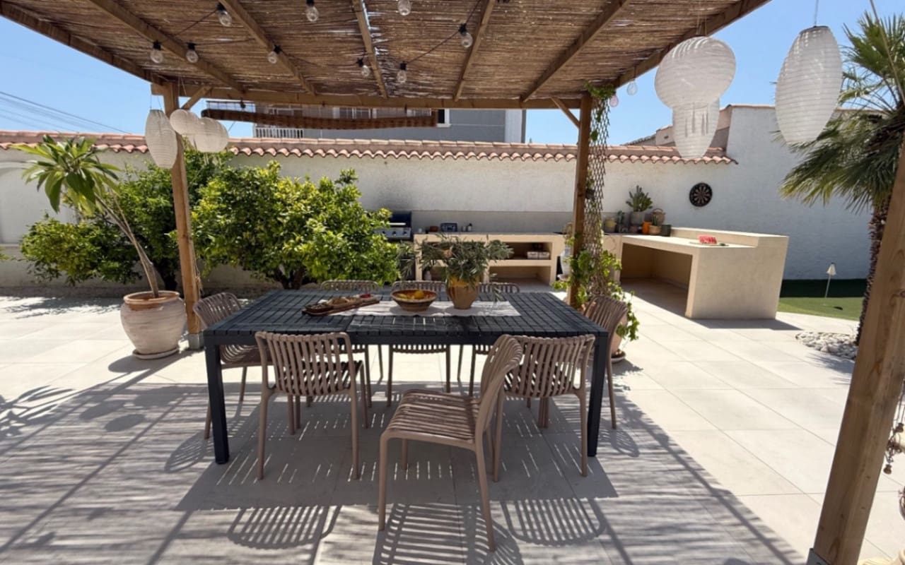Chalet de 3 habitaciones en Torrevieja en venta con piscina - 645.000 € (Ref: 9973605)