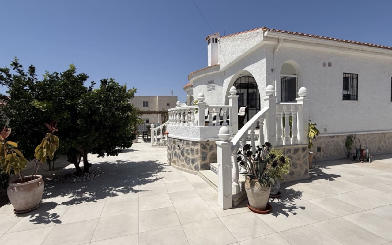 Chalet de 3 habitaciones en Torrevieja en venta con piscina - 645.000 € (Ref: 9973605)
