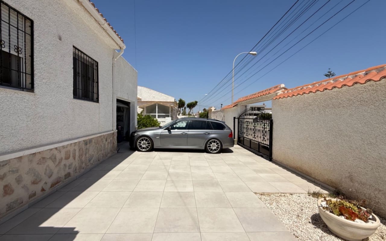 Chalet de 3 habitaciones en Torrevieja en venta con piscina - 645.000 € (Ref: 9973605)