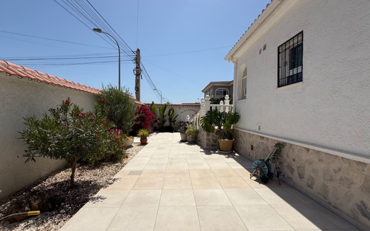 Chalet de 3 habitaciones en Torrevieja en venta con piscina - 645.000 € (Ref: 9973605)
