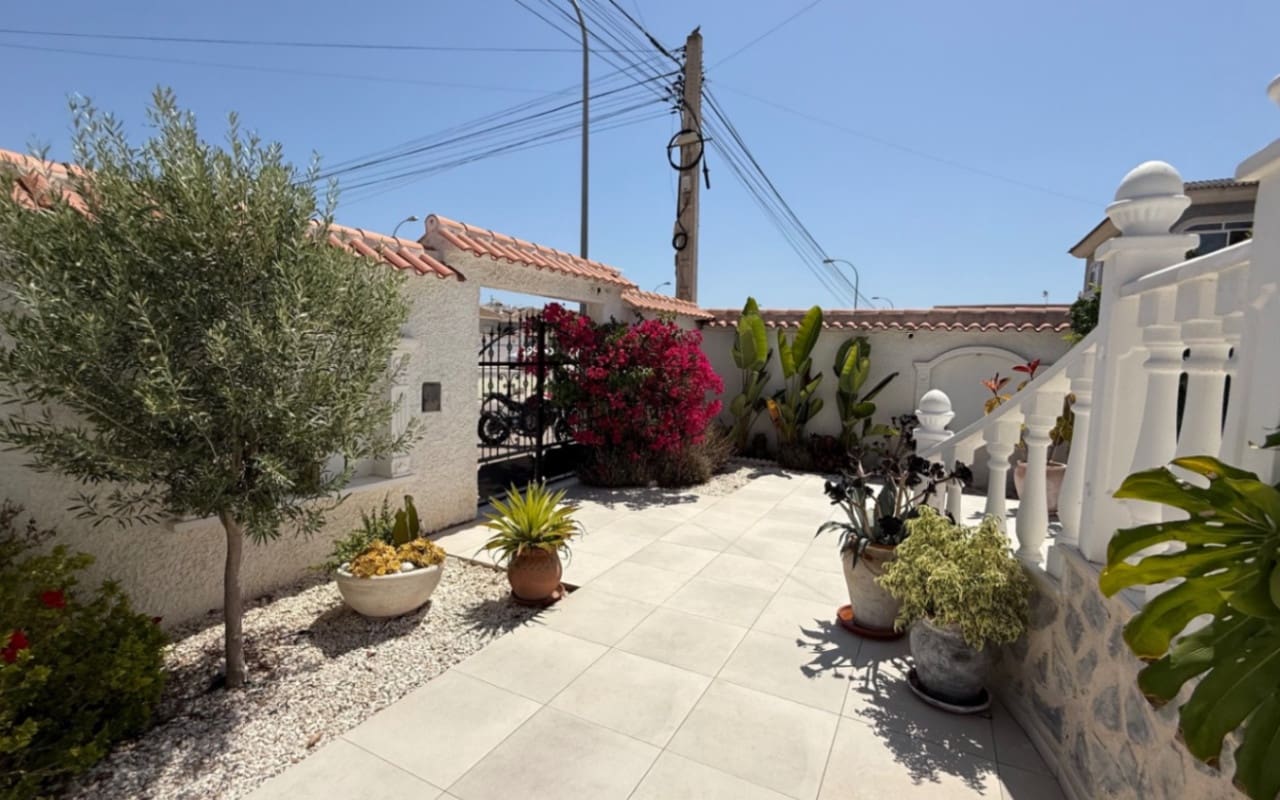 Chalet de 3 habitaciones en Torrevieja en venta con piscina - 645.000 € (Ref: 9973605)
