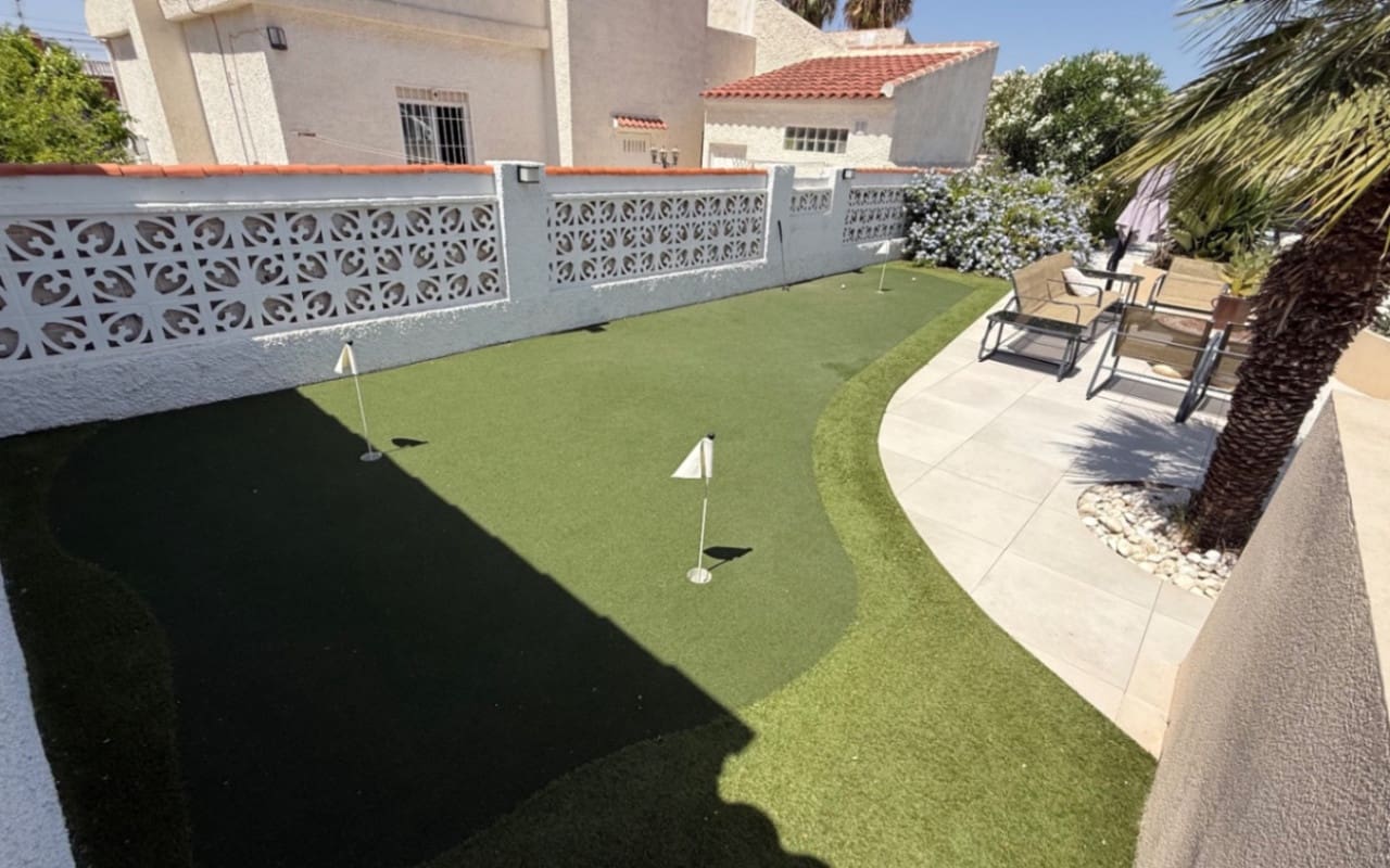 Chalet de 3 habitaciones en Torrevieja en venta con piscina - 645.000 € (Ref: 9973605)