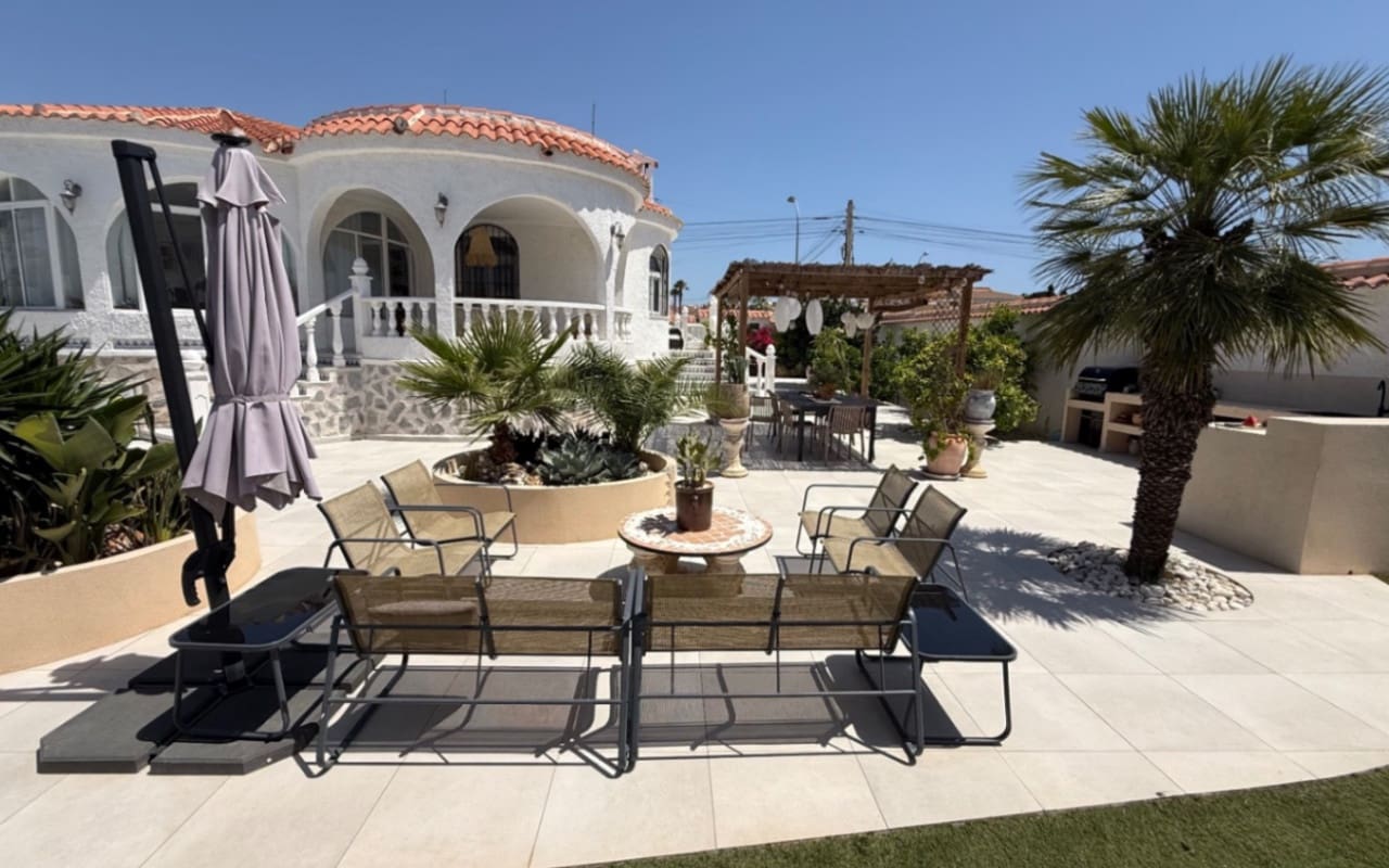 Chalet de 3 habitaciones en Torrevieja en venta con piscina - 645.000 € (Ref: 9973605)
