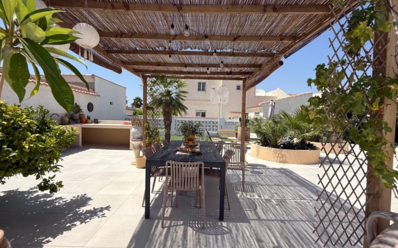 Chalet de 3 habitaciones en Torrevieja en venta con piscina - 645.000 € (Ref: 9973605)