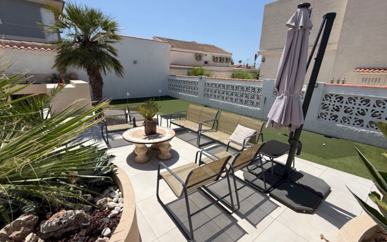 Chalet de 3 habitaciones en Torrevieja en venta con piscina - 645.000 € (Ref: 9973605)