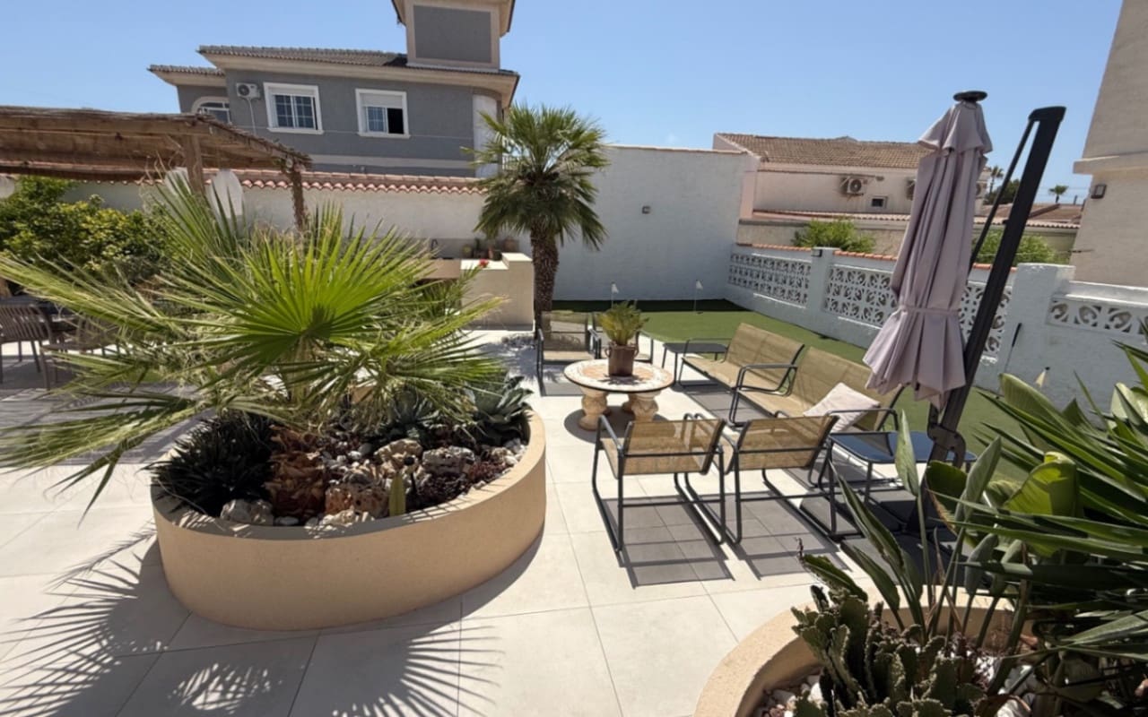 Chalet de 3 habitaciones en Torrevieja en venta con piscina - 645.000 € (Ref: 9973605)