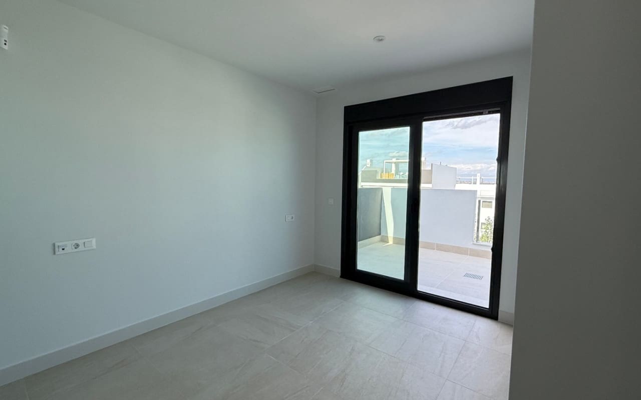 2 bedroom Penthouse for sale in Torrevieja with pool - € 305,000 (Ref: 9973606)