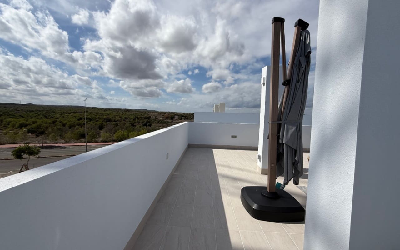 2 bedroom Penthouse for sale in Torrevieja with pool - € 305,000 (Ref: 9973606)