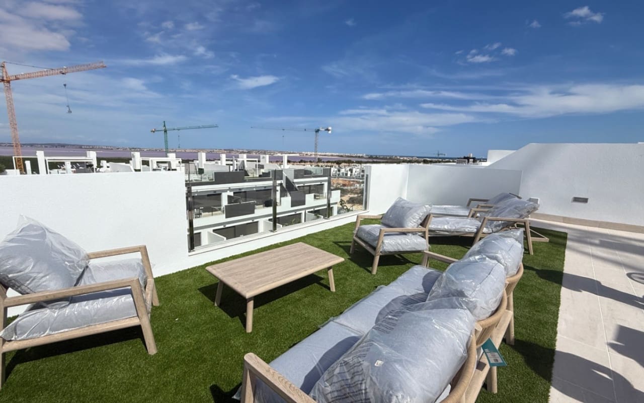 2 bedroom Penthouse for sale in Torrevieja with pool - € 305,000 (Ref: 9973606)